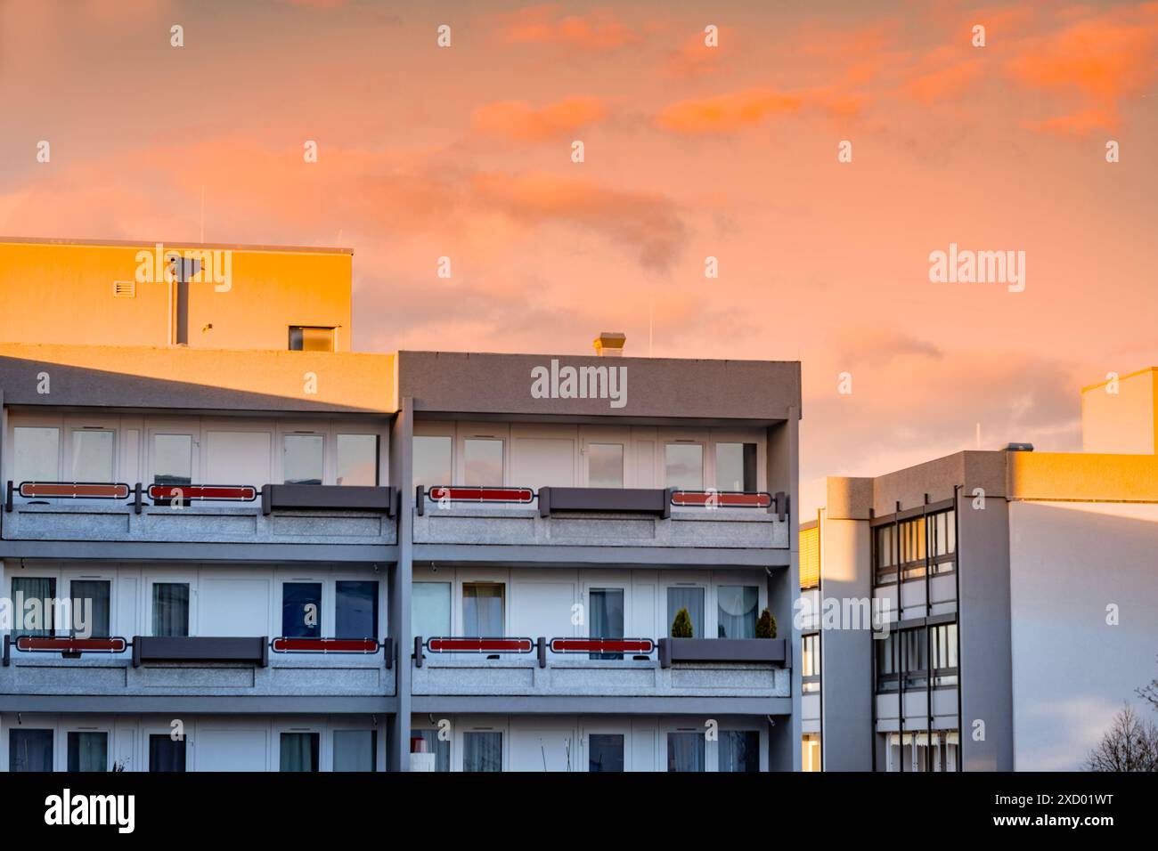 Zona residenziale di Francoforte, Germania, frammenti di edifici a più piani nella città europea, alte case residenziali ricostruite in stile moderno, facciate, Foto Stock