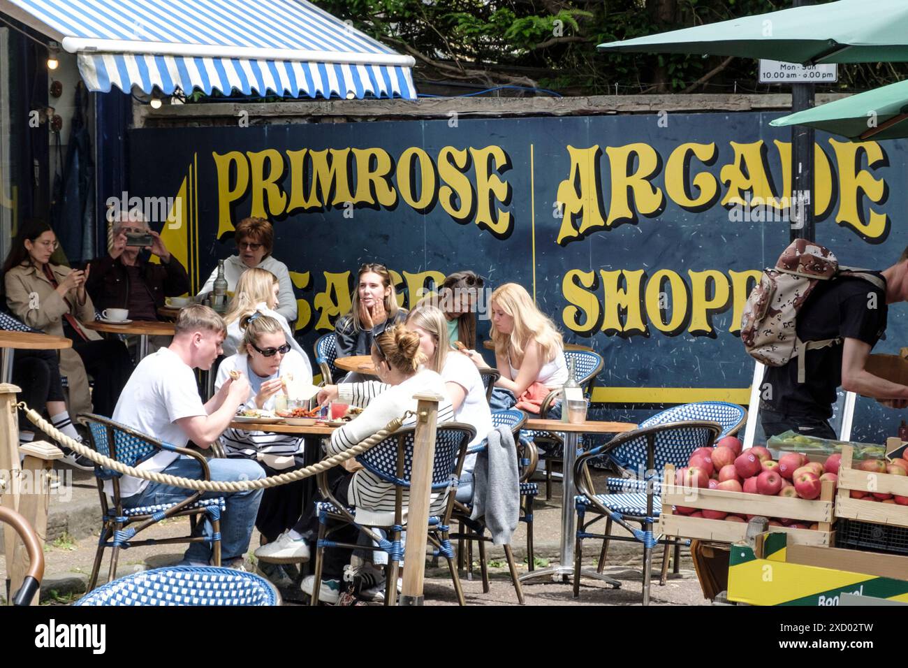 La cultura del Cafe' al fresco a clifton, un sobborgo di lusso di Bristol, UK Primrose Arcade Cafe' Foto Stock