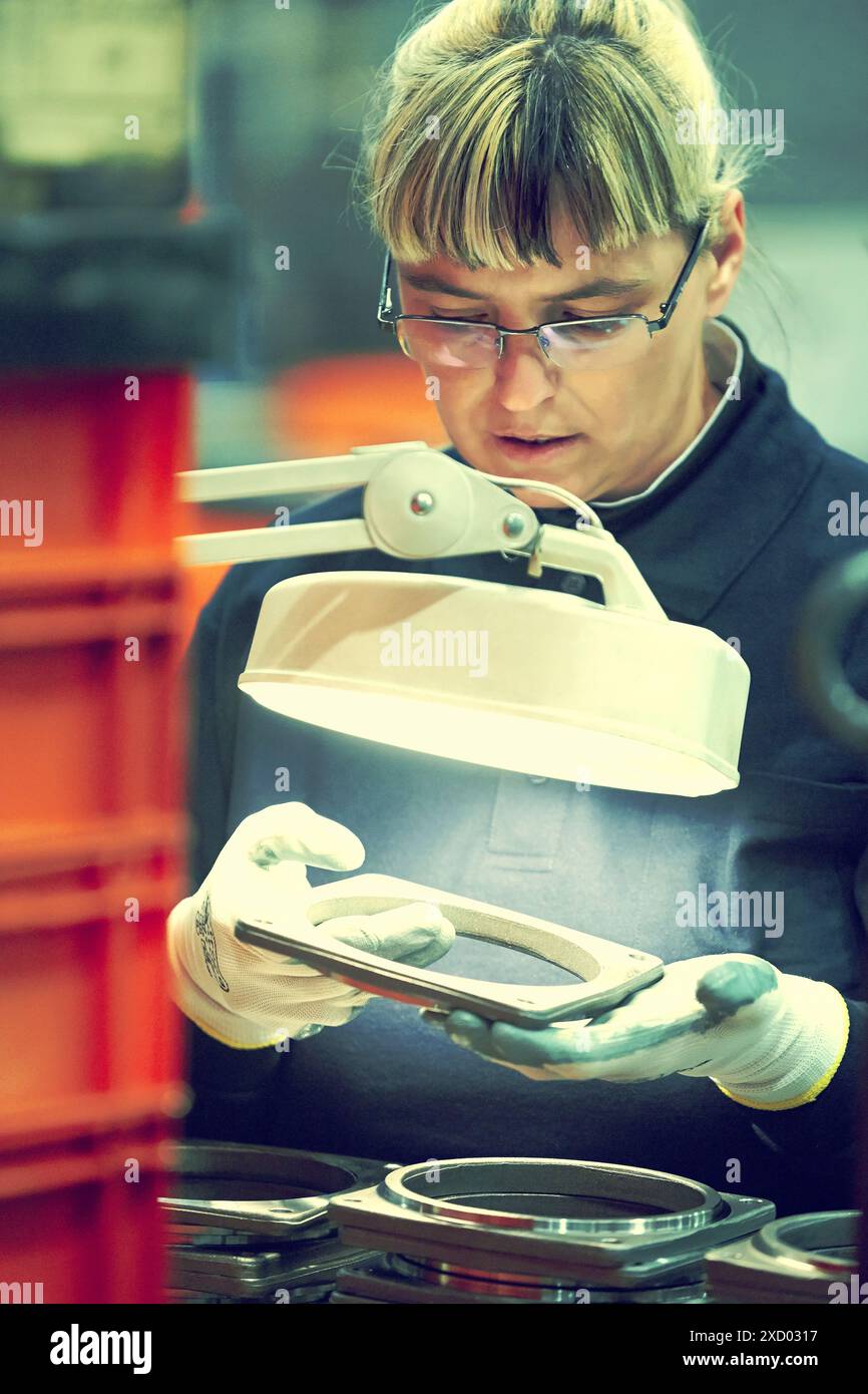 Controllo qualità. Flangia di ancoraggio filtro particolato. Indecober lavorato a macchina. Lavorazione di parti di precisione in serie. Industria automobilistica. Berriz. Bizkaia. Basq Foto Stock