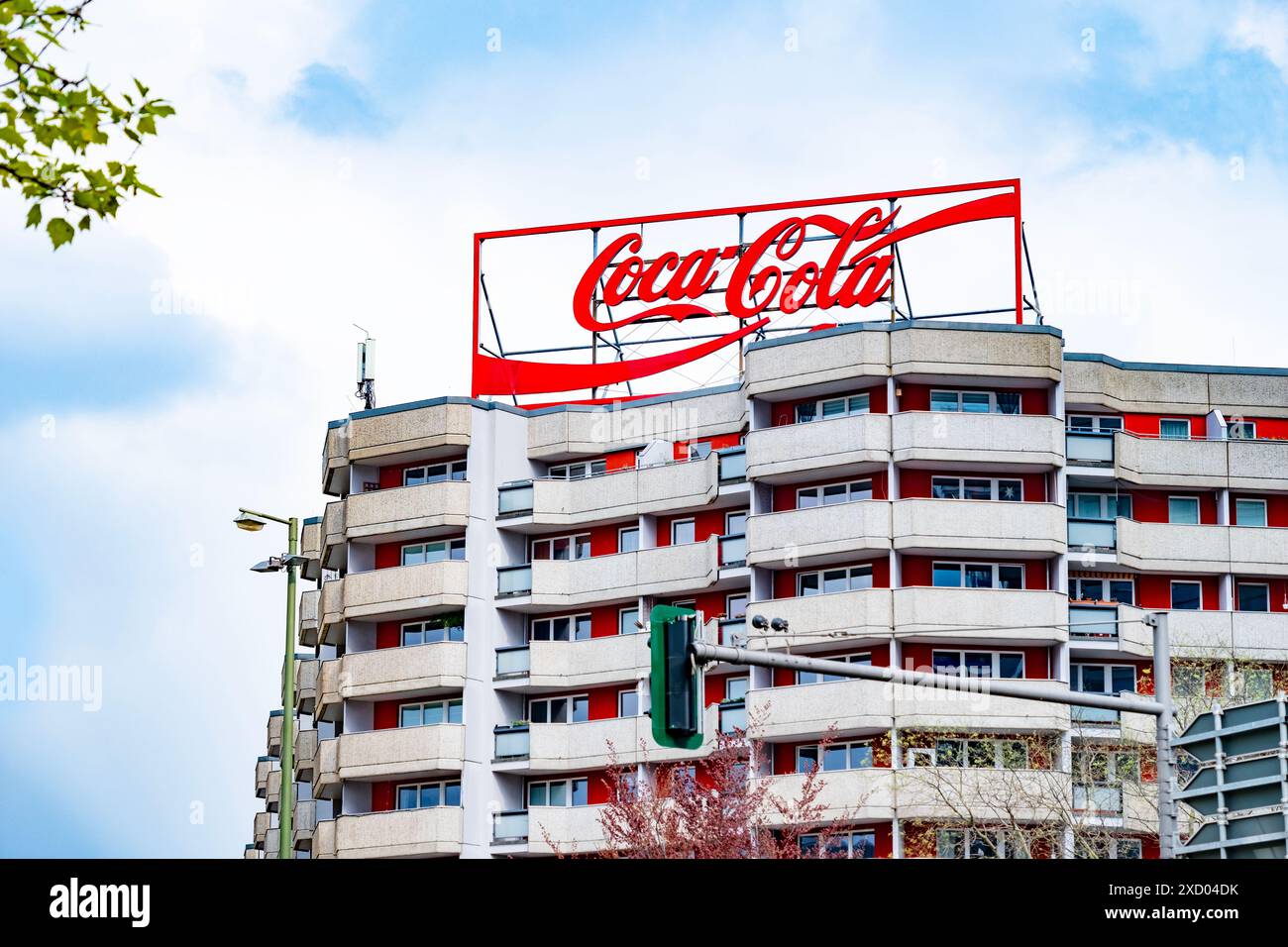 L'iconico logo Coca-Cola in cima all'edificio alto mostra la portata globale del marchio di bevande, del rinfresco e del divertimento, Berlino, Germania - 24 aprile 202 Foto Stock