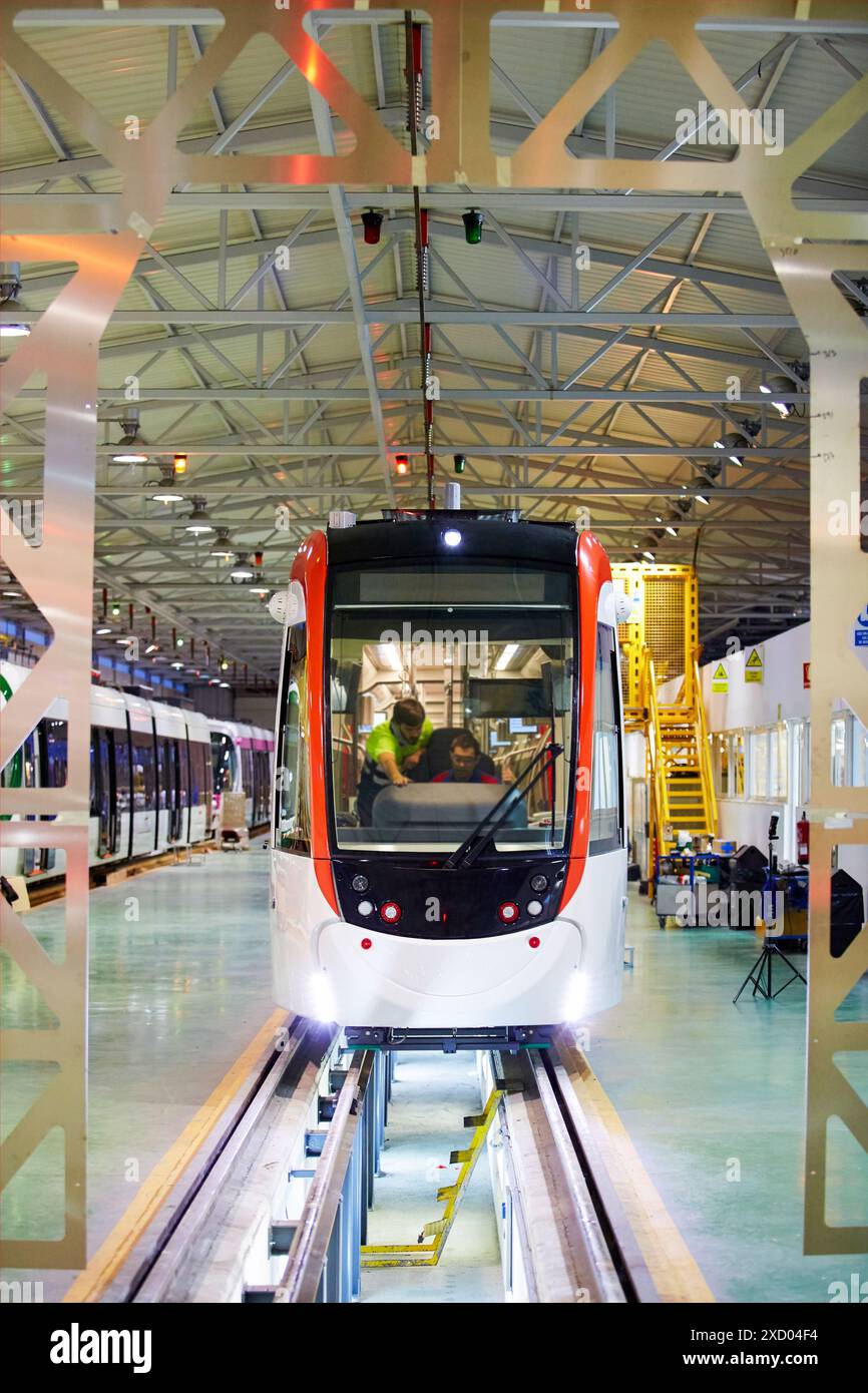 Workshop di gruppo per prendere il tram. Fabbricazione di treni. Foto Stock