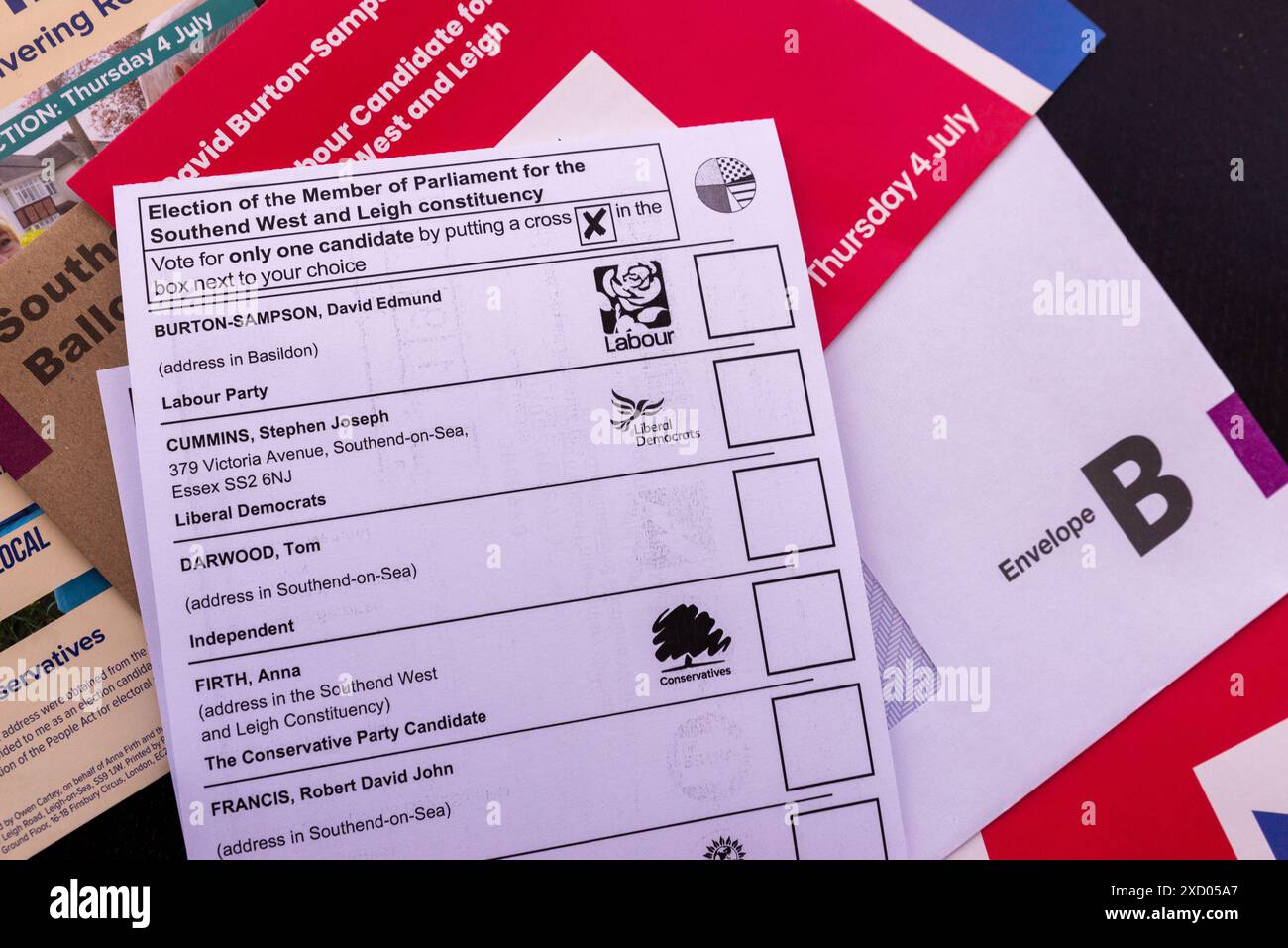 Southend on Sea, Essex, Regno Unito. 19 giugno 2024. Le cartoline postali e il materiale promozionale hanno iniziato ad arrivare agli indirizzi registrati per il voto postale per le elezioni generali del Regno Unito che si sono svolte il 4 luglio 2024. Le schede postali mostrate sono per l'elezione del membro del Parlamento per il collegio di Southend West and Leigh attualmente detenuto dalla conservatrice Anna Firth Foto Stock