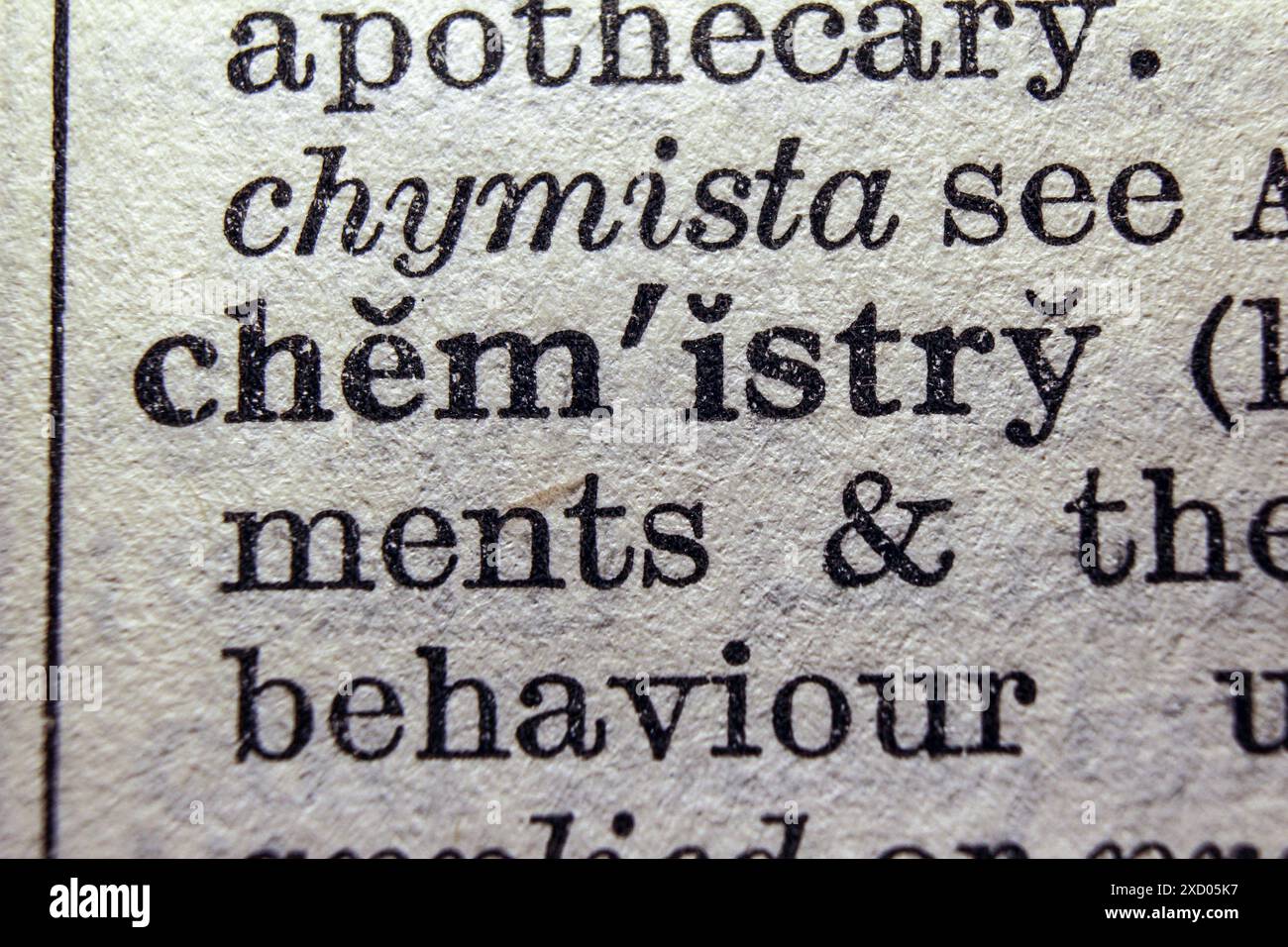 Chimica delle parole sulla pagina del dizionario, primo piano macro Foto Stock
