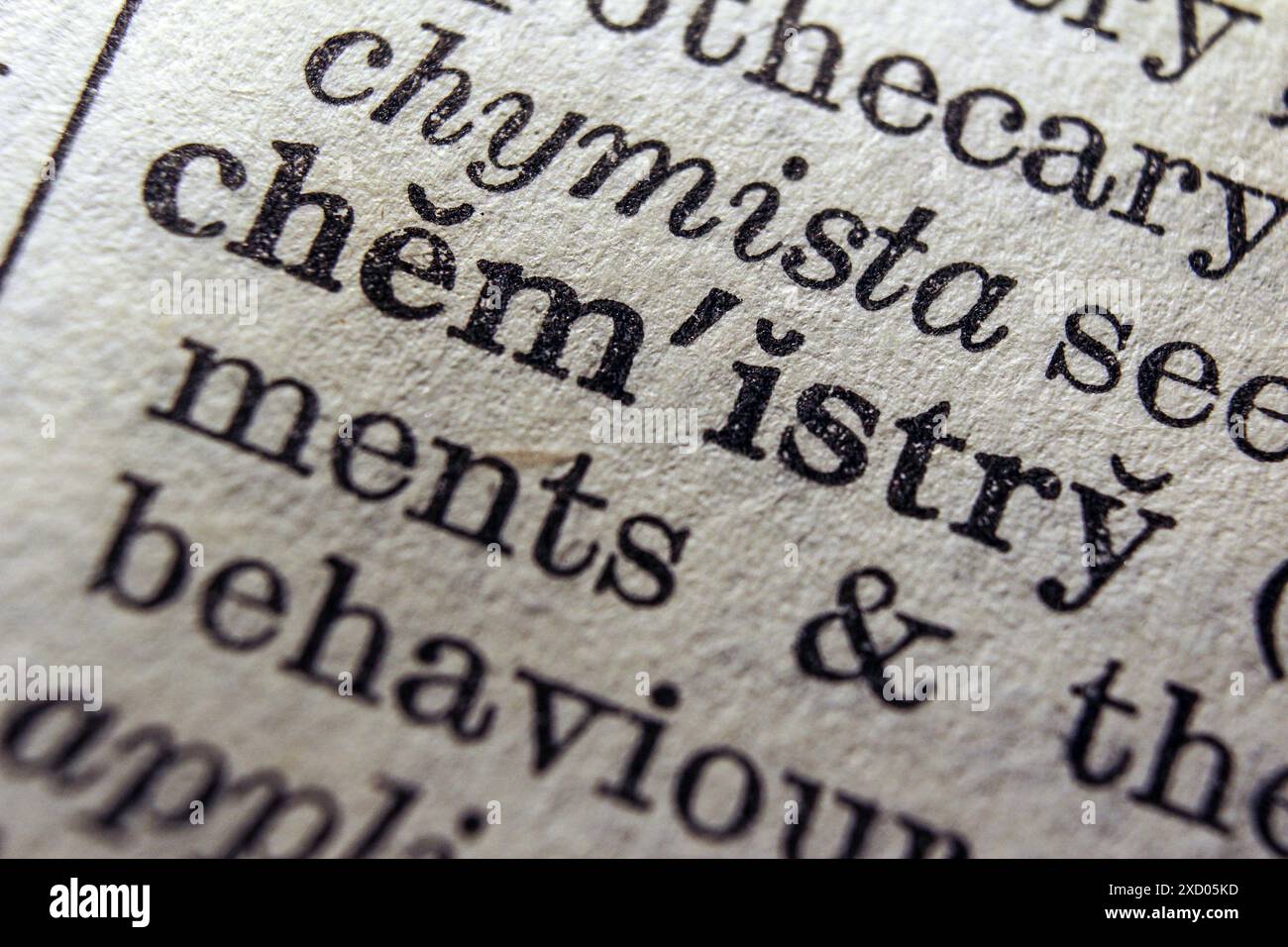 Chimica delle parole sulla pagina del dizionario, primo piano macro Foto Stock