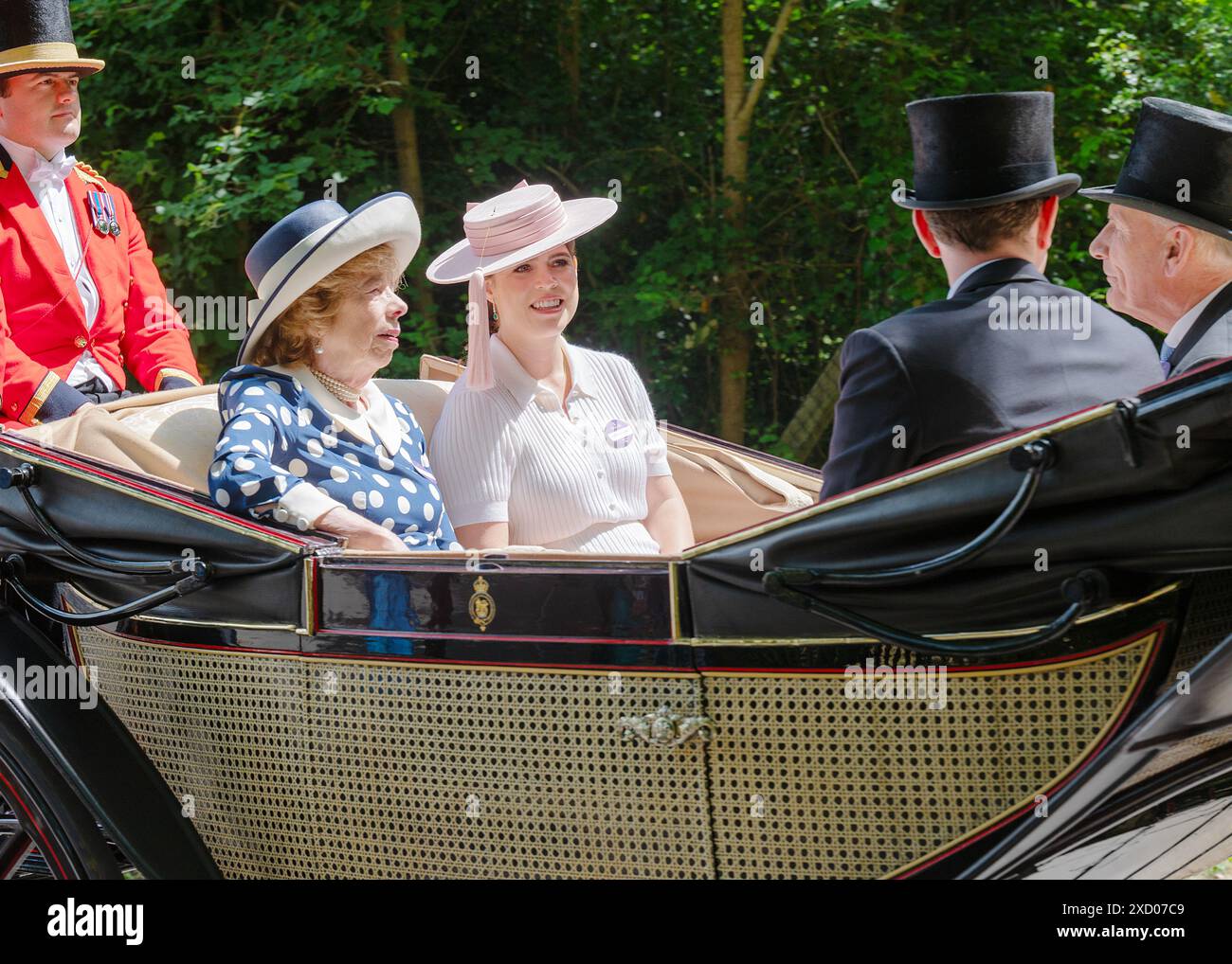 Ascot, Regno Unito 19 giugno 2024. La principessa Eugenie è raggiunta da Lady Sarah Keswick, Jack Brooksbank e Sir Mark Prescott nella seconda carrozza per la tradizionale processione in carrozza di oggi da Windsor, attraverso le verdi strade del Berkshire, fino all'ippodromo per il secondo giorno di Royal Ascot. Crediti: MartinJPalmer/Alamy Live News Foto Stock