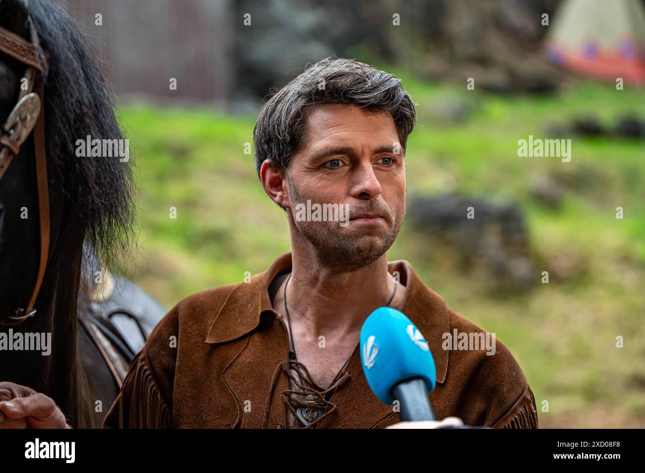 Elspe Festspiele stellen diesjähriges Stück Winnetou und das Halbblut vor IM Rahmen einer Pressekonferenz gaben die Darsteller der Elspe Festspiele Einblicke in das diesjährige Stück Winnetou und das Halbblut. Auf der Naturbühne werden den den Liebhabern von Karl-May-Geschichten actionreiche Vorführungen geboten. Lennestadt-Elspe Märkischer Kreis Nordrhein-Westfalen Deutschland *** Elspe Festival presenta quest'anno la commedia Winnetou e il mezzosangue in una conferenza stampa, gli attori del Festival Elspe hanno dato un'idea di quest'anno di Winnetou e il mezzo sangue sul palco naturale, amanti o Foto Stock