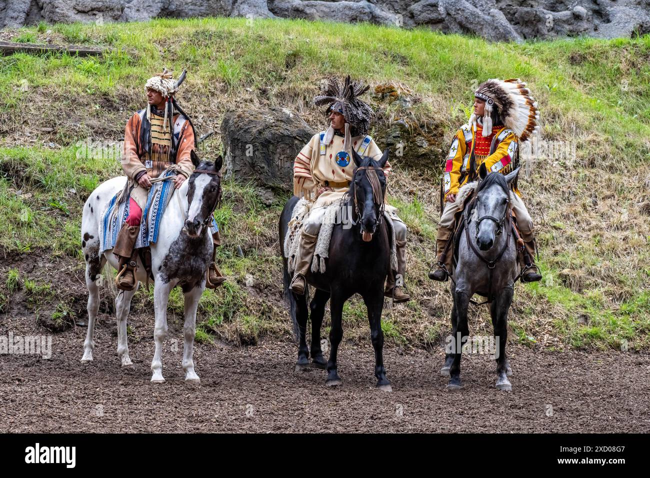 Elspe Festspiele stellen diesjähriges Stück Winnetou und das Halbblut vor IM Rahmen einer Pressekonferenz gaben die Darsteller der Elspe Festspiele Einblicke in das diesjährige Stück Winnetou und das Halbblut. Auf der Naturbühne werden den den Liebhabern von Karl-May-Geschichten actionreiche Vorführungen geboten. Lennestadt-Elspe Märkischer Kreis Nordrhein-Westfalen Deutschland *** Elspe Festival presenta quest'anno la commedia Winnetou e il mezzosangue in una conferenza stampa, gli attori del Festival Elspe hanno dato un'idea di quest'anno di Winnetou e il mezzo sangue sul palco naturale, amanti o Foto Stock