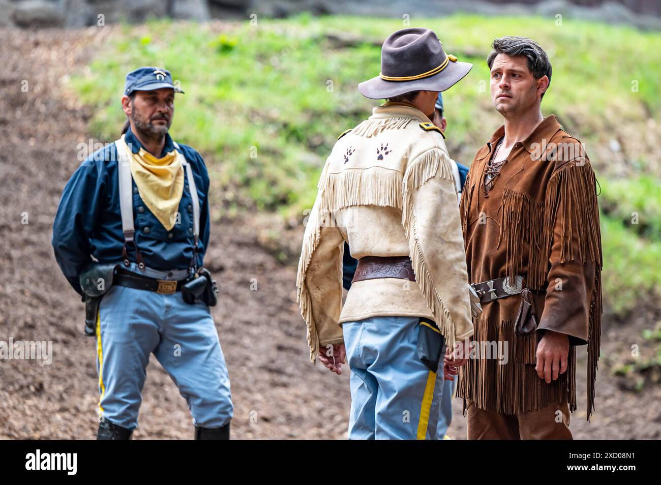 Elspe Festspiele stellen diesjähriges Stück Winnetou und das Halbblut vor IM Rahmen einer Pressekonferenz gaben die Darsteller der Elspe Festspiele Einblicke in das diesjährige Stück Winnetou und das Halbblut. Auf der Naturbühne werden den den Liebhabern von Karl-May-Geschichten actionreiche Vorführungen geboten. Lennestadt-Elspe Märkischer Kreis Nordrhein-Westfalen Deutschland *** Elspe Festival presenta quest'anno la commedia Winnetou e il mezzosangue in una conferenza stampa, gli attori del Festival Elspe hanno dato un'idea di quest'anno di Winnetou e il mezzo sangue sul palco naturale, amanti o Foto Stock