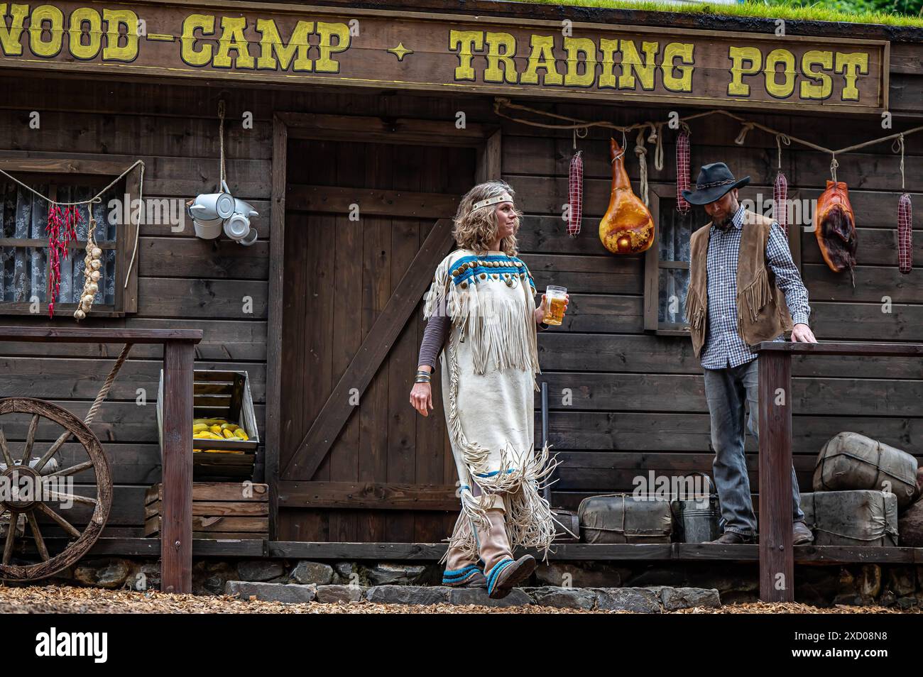 Elspe Festspiele stellen diesjähriges Stück Winnetou und das Halbblut vor IM Rahmen einer Pressekonferenz gaben die Darsteller der Elspe Festspiele Einblicke in das diesjährige Stück Winnetou und das Halbblut. Auf der Naturbühne werden den den Liebhabern von Karl-May-Geschichten actionreiche Vorführungen geboten. Lennestadt-Elspe Märkischer Kreis Nordrhein-Westfalen Deutschland *** Elspe Festival presenta quest'anno la commedia Winnetou e il mezzosangue in una conferenza stampa, gli attori del Festival Elspe hanno dato un'idea di quest'anno di Winnetou e il mezzo sangue sul palco naturale, amanti o Foto Stock