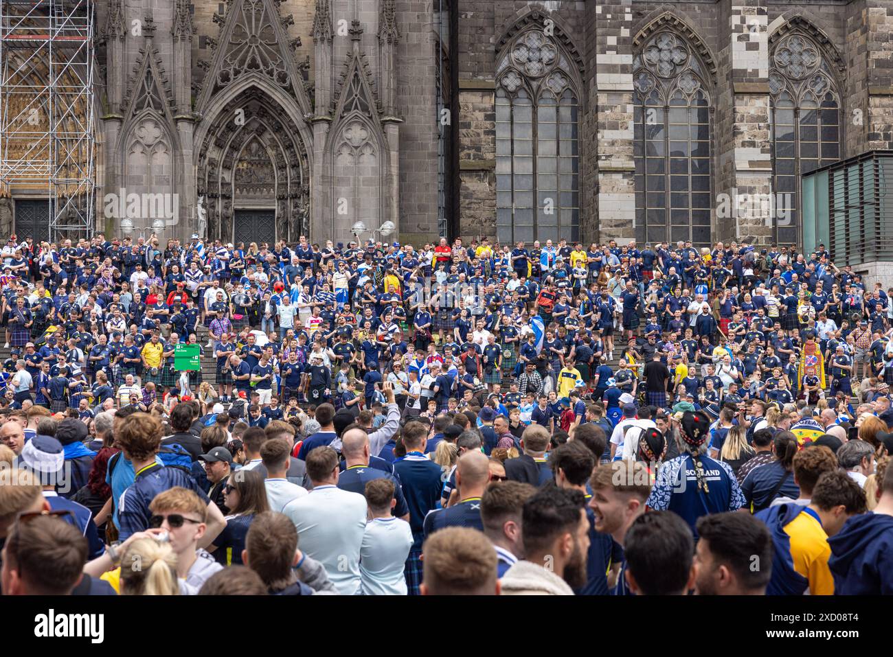 EM24 fan a Köln, Schottland vs Schweiz. Deutschland, Köln am 19.06.2024: Viele schottische Fussball fans haben sich auf der Treppe der Kölner Hauptbahnhof vor dem dom. *** EM24 fan a Colonia, Scozia vs Svizzera Germania, Colonia il 19 06 2024 molti tifosi di calcio scozzesi si sono riuniti sulle scale della stazione principale di Colonia di fronte alla cattedrale. Foto Stock