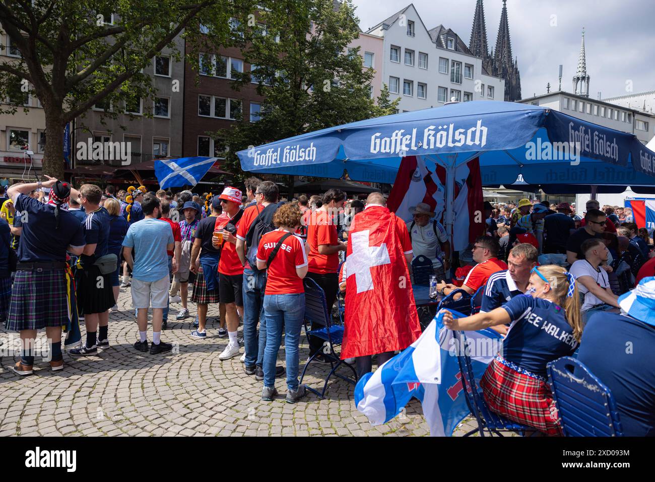 EM24 fan a Köln, Schottland vs Schweiz. Deutschland, Köln am 19.06.2024: Tifosi di Fussball, schottische und schweizer in der Kölner Innenstadt. *** EM24 fan a Colonia, Scozia vs Svizzera Germania, Colonia il 19 06 2024 tifosi di calcio, scozzesi e svizzeri nel centro di Colonia Foto Stock