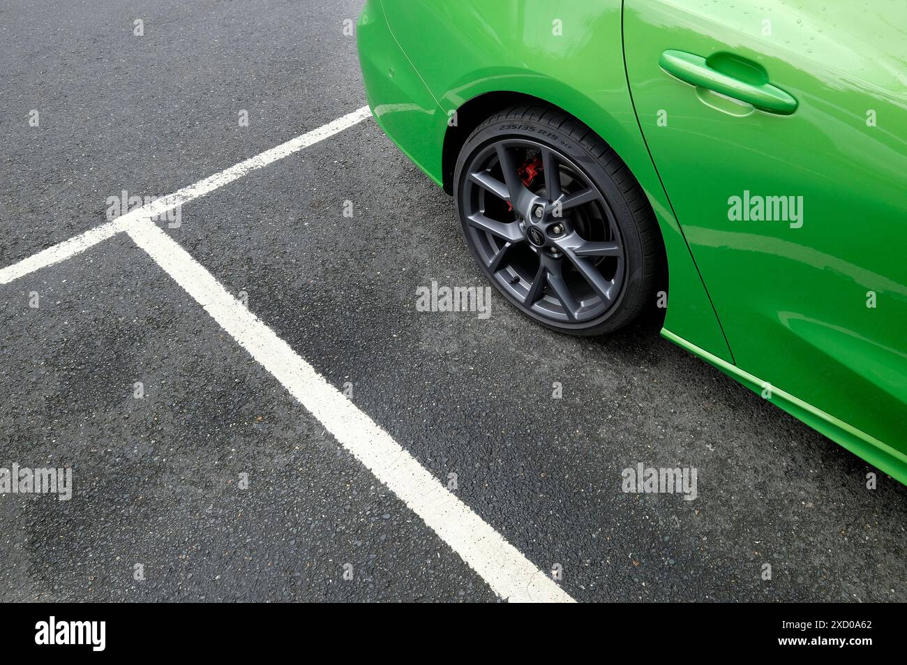 auto verde nel parcheggio Foto Stock