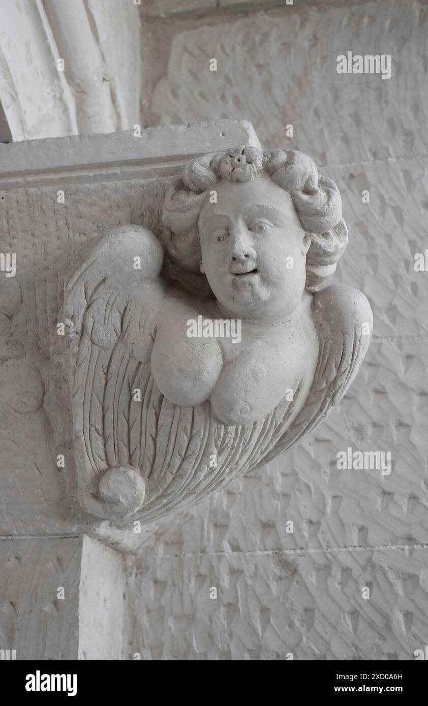 pietra angelica intagliata fuori chiesa, puglia, italia Foto Stock