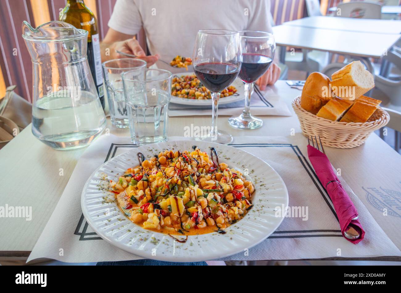 Insalata di ceci in un ristorante. Foto Stock