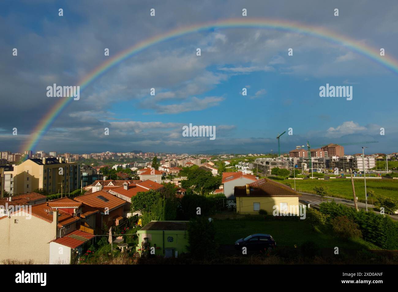 Arcobaleno mattutino sopra un paesaggio urbano Santander Cantabria Spagna Foto Stock