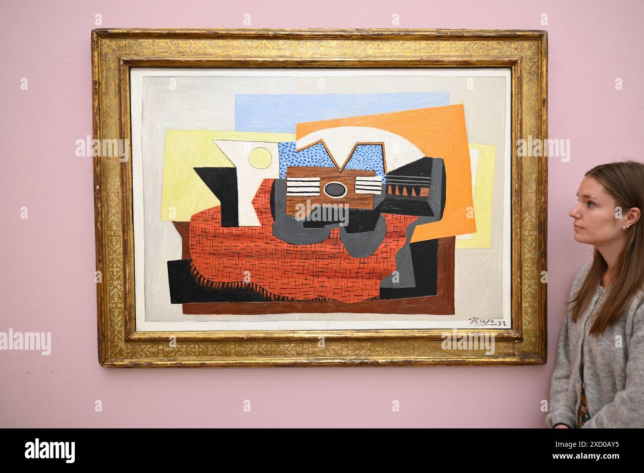 La mostra di arte moderna e contemporanea Sotheby's apre a Londra, in vista del pubblico, prima di un'asta il 25 giugno. L'offerta di oltre 3100 milioni di opere d'arte comprende opere di Pblo Picasso , Jean-Michael Basquiat , Tamara de Lempicka , Alberto Giacometti , Pierre-Auguste Renoir . Le attrazioni principali sono il Ritratto dell'artista da giovane di Jean-Michael Basquiet £15,000,000-£20.000.000 e Guitare sur un tapis rouge est di Pablo Picasso £10,000,000-£15.000.000 ... Foto Stock