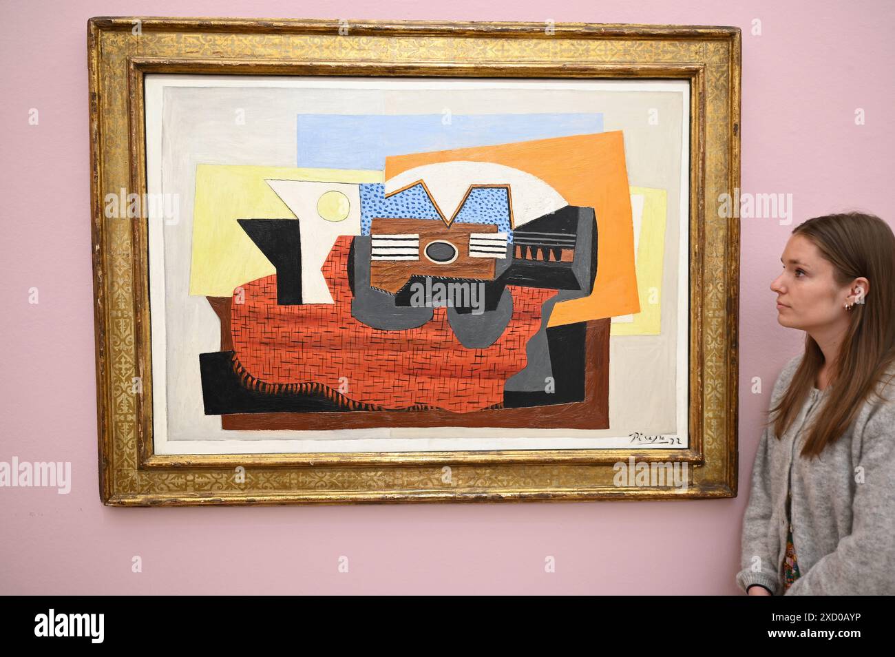 La mostra di arte moderna e contemporanea Sotheby's apre a Londra, in vista del pubblico, prima di un'asta il 25 giugno. L'offerta di oltre 3100 milioni di opere d'arte comprende opere di Pblo Picasso , Jean-Michael Basquiat , Tamara de Lempicka , Alberto Giacometti , Pierre-Auguste Renoir . Le attrazioni principali sono il Ritratto dell'artista da giovane di Jean-Michael Basquiet £15,000,000-£20.000.000 e Guitare sur un tapis rouge est di Pablo Picasso £10,000,000-£15.000.000 ... Foto Stock