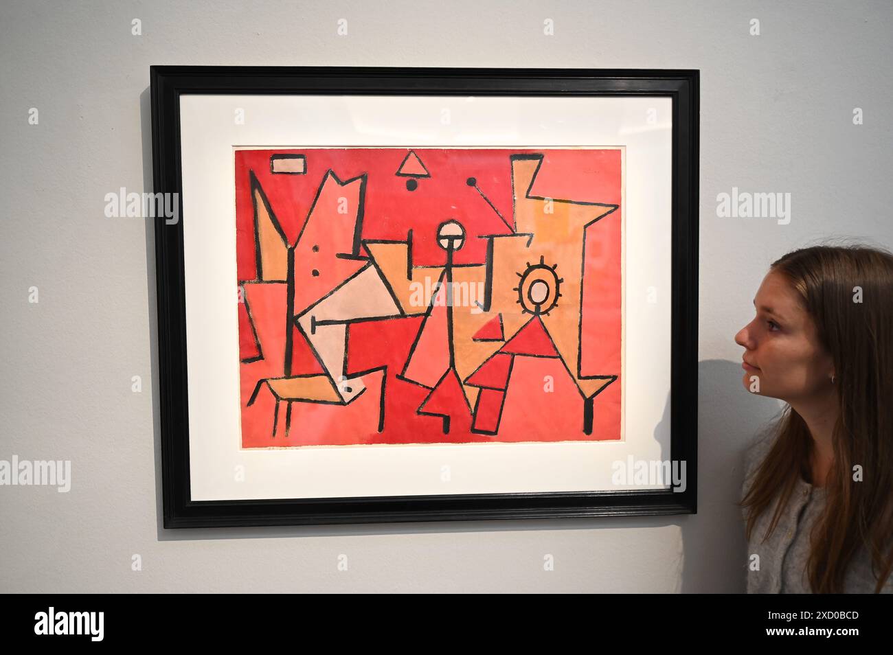 La mostra di arte moderna e contemporanea Sotheby's apre a Londra, in vista del pubblico, prima di un'asta il 25 giugno. L'offerta di oltre 3100 milioni di opere d'arte comprende opere di Pblo Picasso , Jean-Michael Basquiat , Tamara de Lempicka , Alberto Giacometti , Pierre-Auguste Renoir . Le attrazioni principali sono il Ritratto dell'artista da giovane di Jean-Michael Basquiet £15,000,000-£20.000.000 e Guitare sur un tapis rouge est di Pablo Picasso £10,000,000-£15.000.000 ... Foto Stock