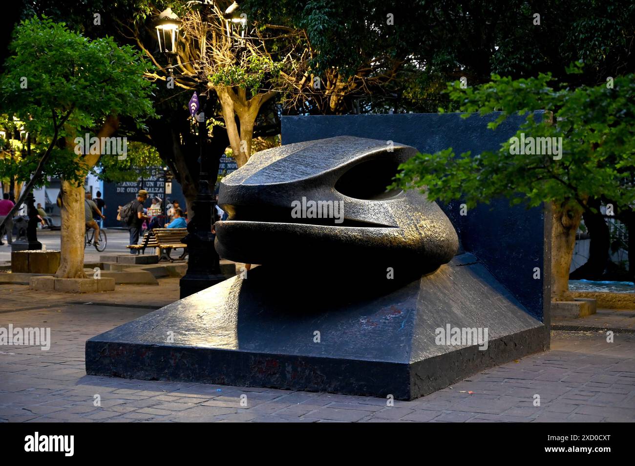 GUADALAJARA, JALISCO, MESSICO: Una scultura stilizzata di Cabeza de Quetzalcóatl (capo di Quetzalcoatl), simbolo di morte e rinascita. Foto Stock