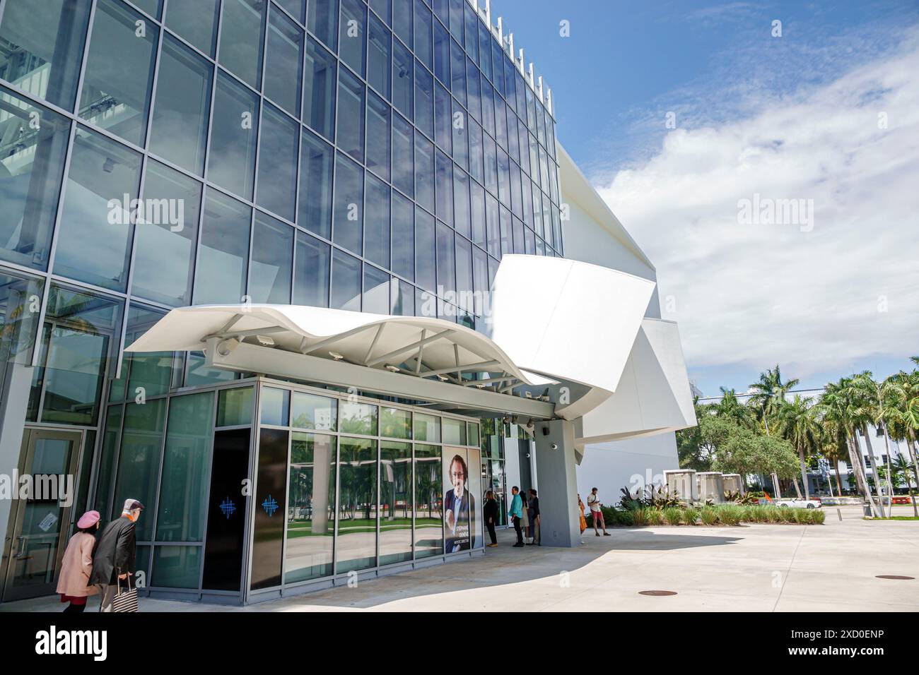Centro New World Symphony NWS Center, architetto Frank Gehry, ingresso esterno anteriore, uomo uomo uomo uomo, donna donna donna, adulti, coppia Foto Stock