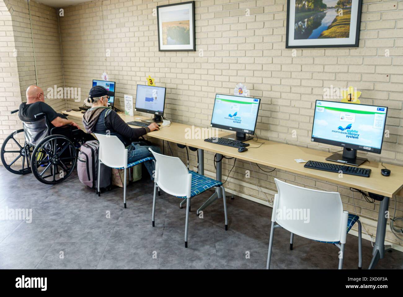 Miami Beach, Florida, North Shore Library Branch, accesso Internet, schermi computer, uomo anziano, uomo donna donna donna, adulti, residente Foto Stock