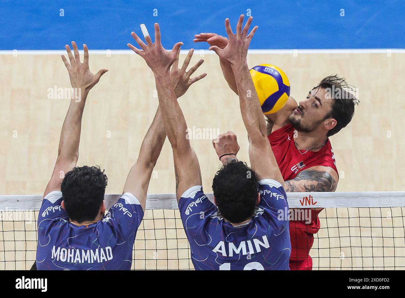 Pasay City. 19 giugno 2024. Torey Defalco (R), degli Stati Uniti, punta la palla durante la partita tra Iran e Stati Uniti alla Men's Volleyball Nations League (VNL) 2024 a Pasay City, Filippine, 19 giugno 2024. Crediti: Rouelle Umali/Xinhua/Alamy Live News Foto Stock