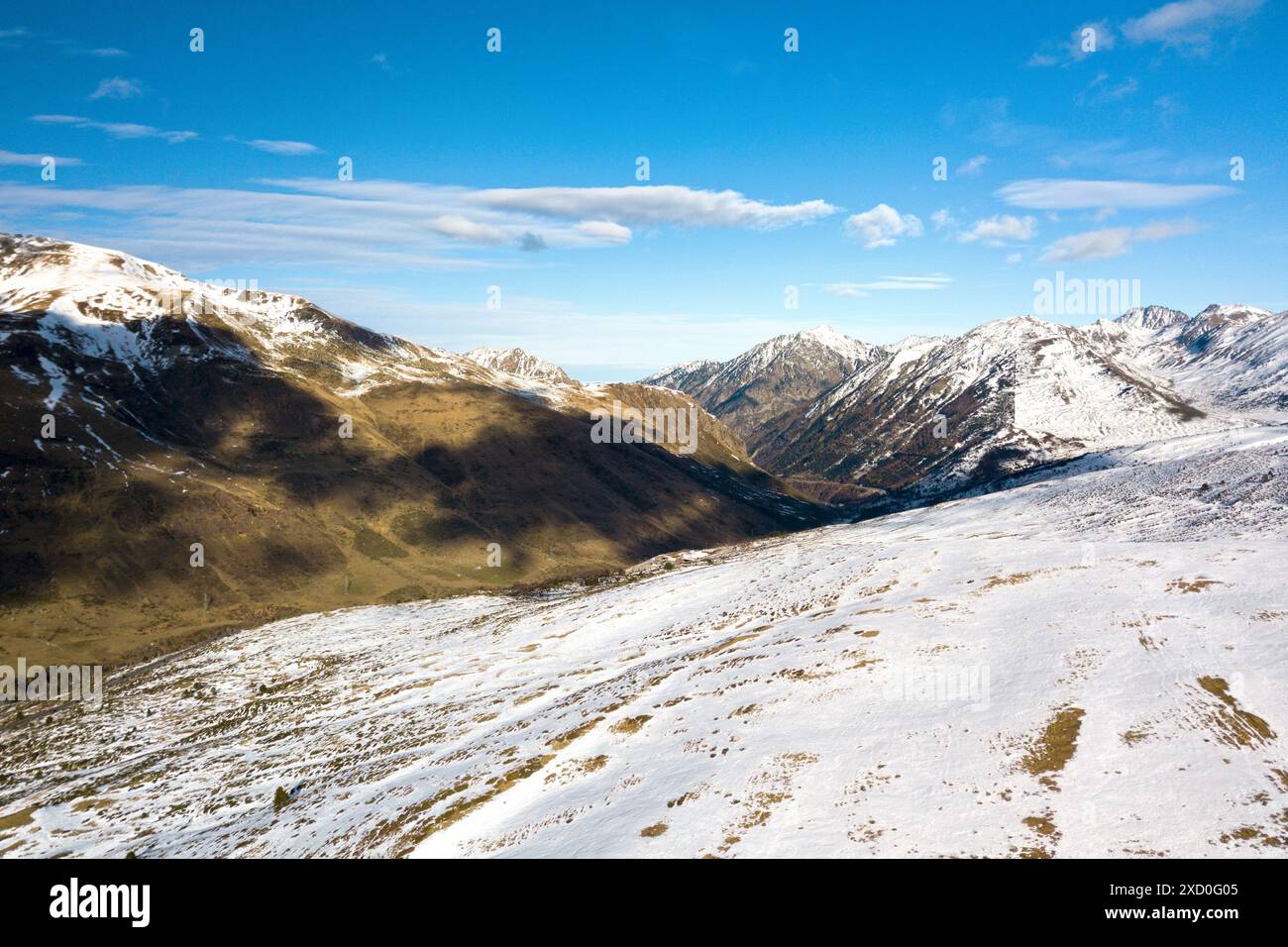 Vista aerea delle montagne innevate dei Pirenei con il dipartimento Ariège sul lato sinistro e il dipartimento Pirenei-Orientales sul banco Foto Stock