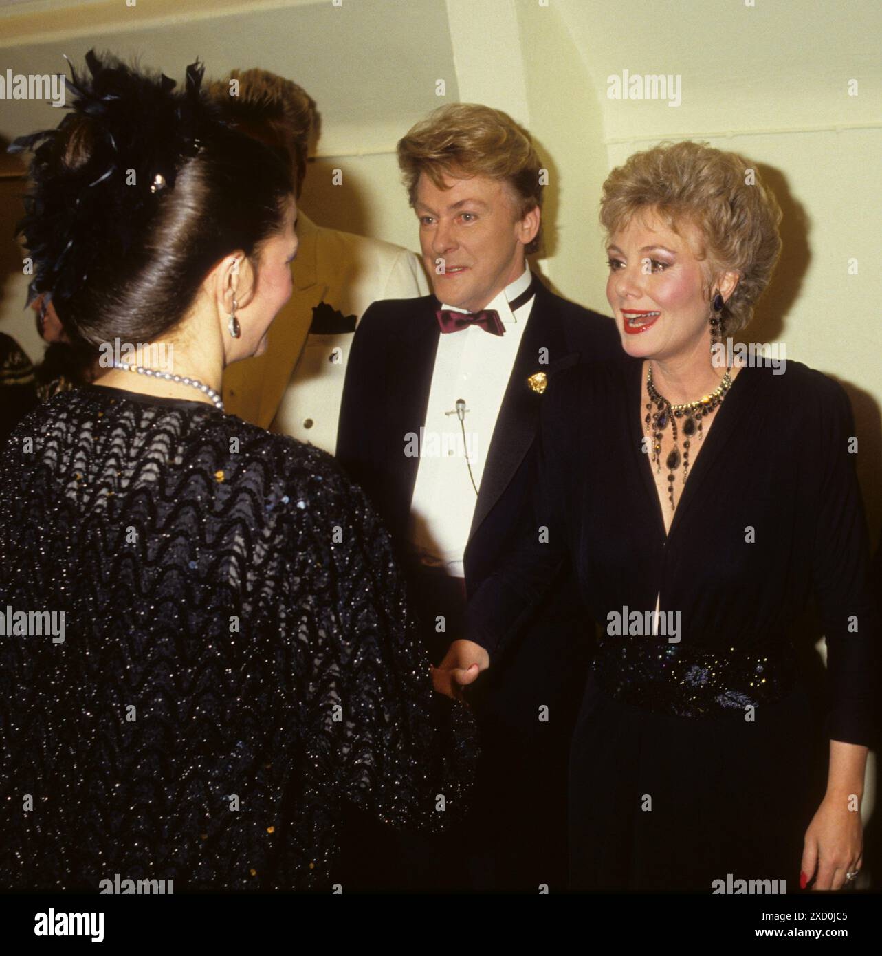 SHIRLEY JONES attrice americana e organizzatrice Lars Edin saluta la coppia reale svedese durante la fine di un gala di beneficenza a Stoccolma Foto Stock