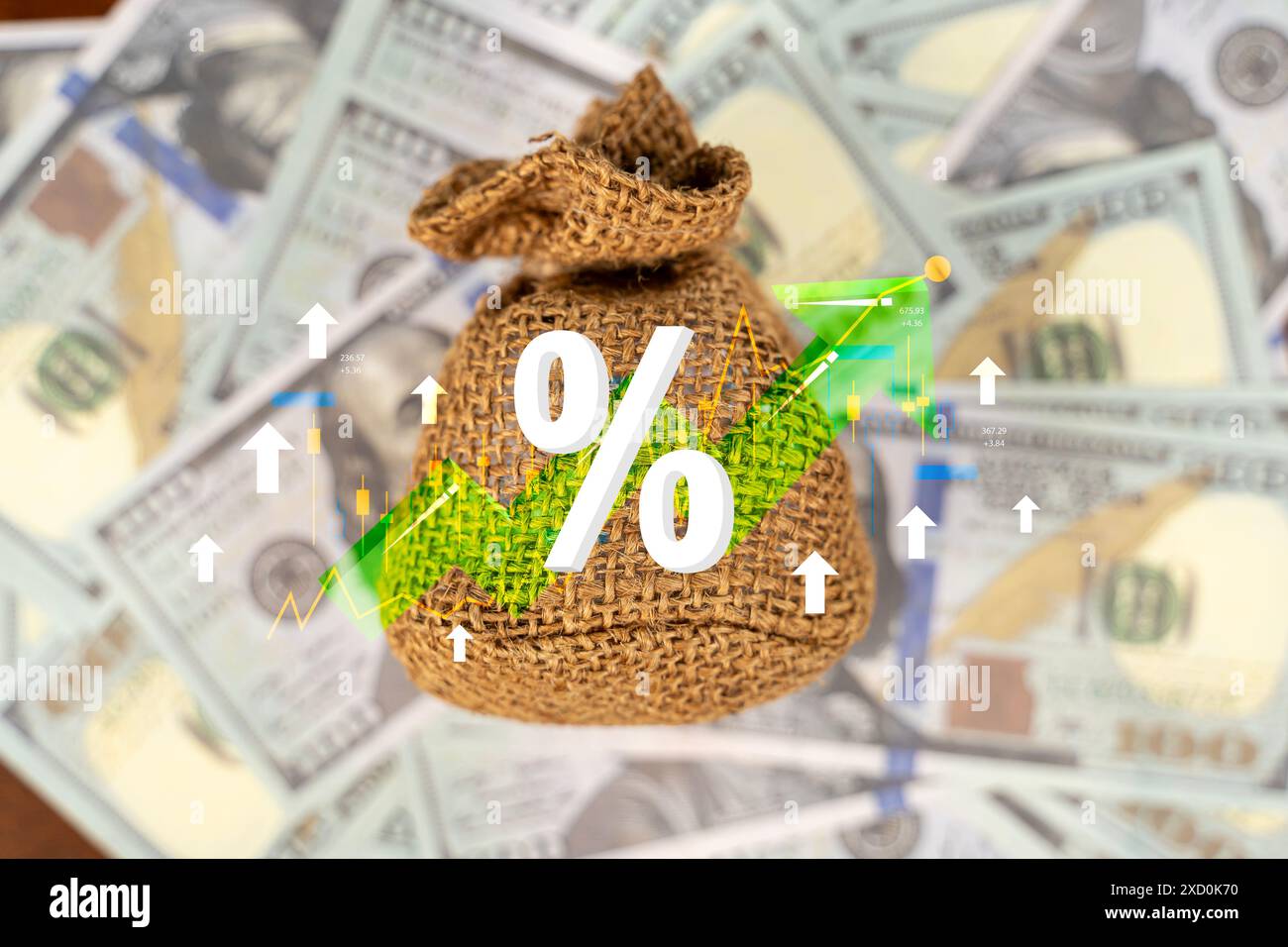 Concetto di tasso di interesse e dividendo. Un sacchetto con logo verde e bianco con una freccia verde e un segno di percentuale. Foto Stock