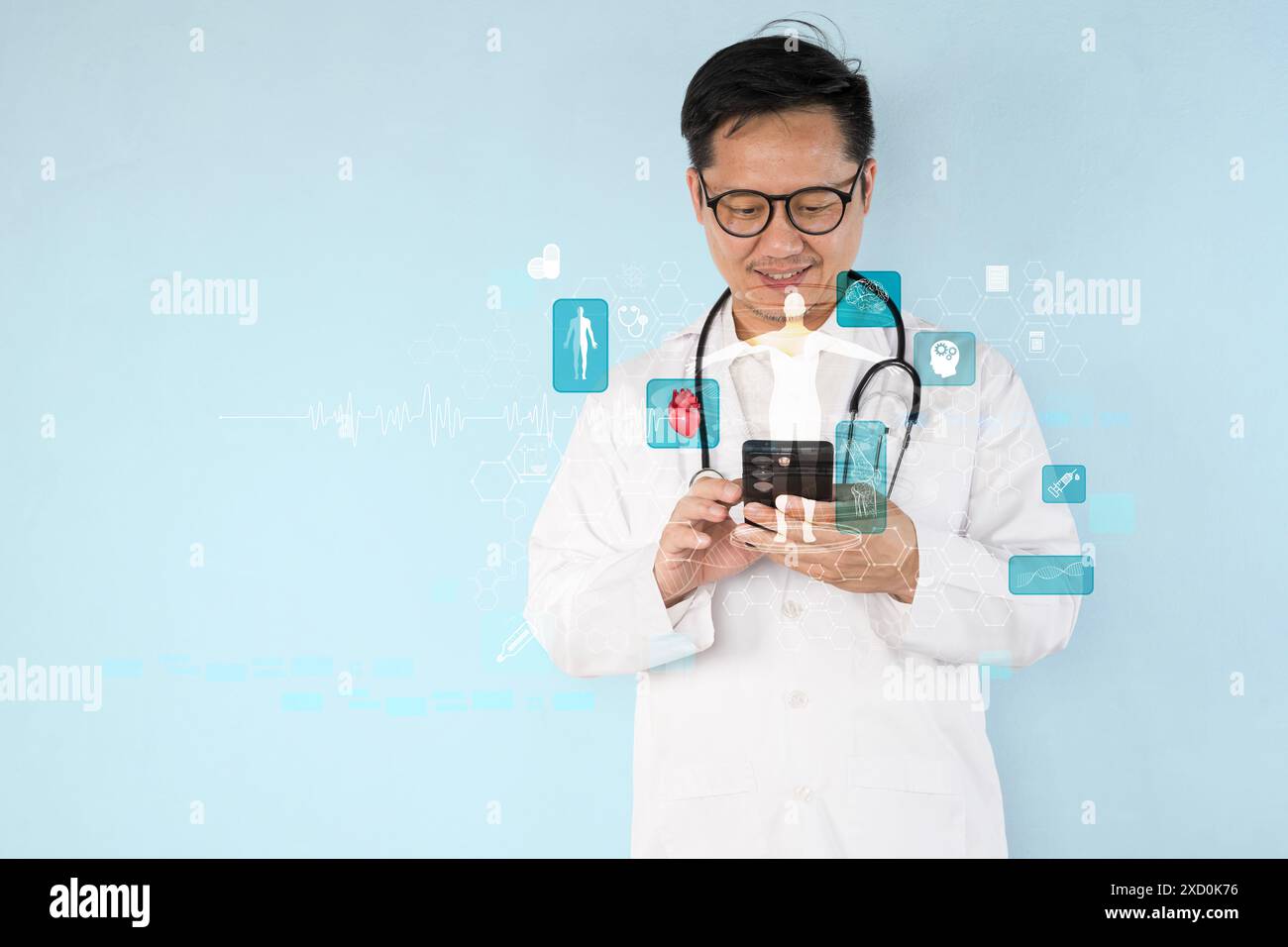 Un uomo con un camice bianco sta guardando il suo cellulare. La schermata del telefono è piena di icone e simboli medici Foto Stock