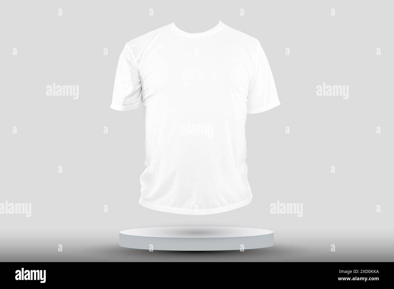 Una camicia bianca viene visualizzata su un piedistallo bianco, percorso di ritaglio. La camicia ha un design semplice senza motivo o scrittura. Concetto di minimalismo e simp Foto Stock