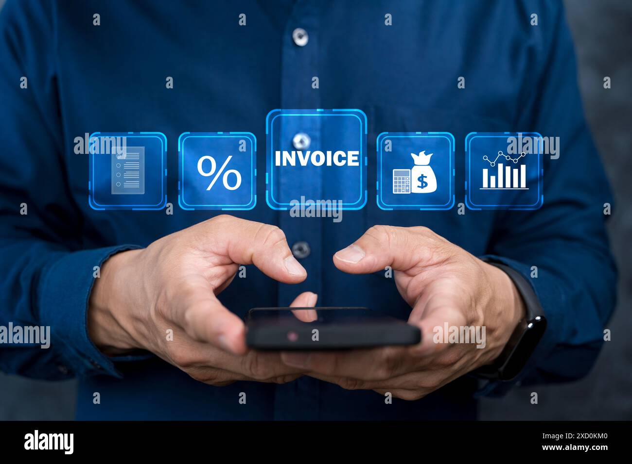 E-Invoice e dichiarazioni digitali online. Uomo d'affari che utilizza uno smartphone con icone di fatturazione sullo schermo virtuale. Foto Stock