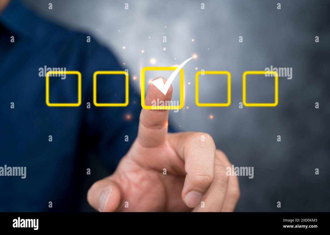 Concetto di checklist, uomo d'affari che partecipa a un sondaggio online su schermo virtuale, compila un elenco di controllo digitale. Foto Stock