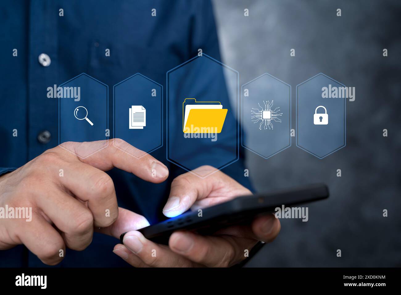 DMS, concetto del sistema di gestione dei documenti, ricerca e gestione online dei file di database dei documenti. Uomo d'affari che utilizza lo smartphone con l'icona della cartella dei file per onli Foto Stock
