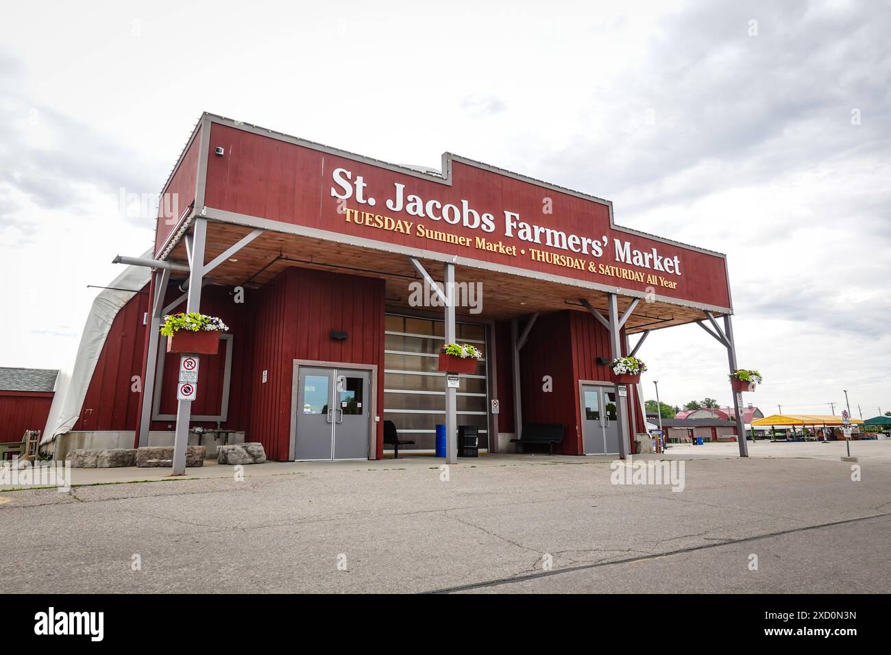 Ingresso all'edificio del mercato agricolo di St. Jacobs, con un importante logo sopra la porta. La zona è vuota e non c'è gente in giro Foto Stock