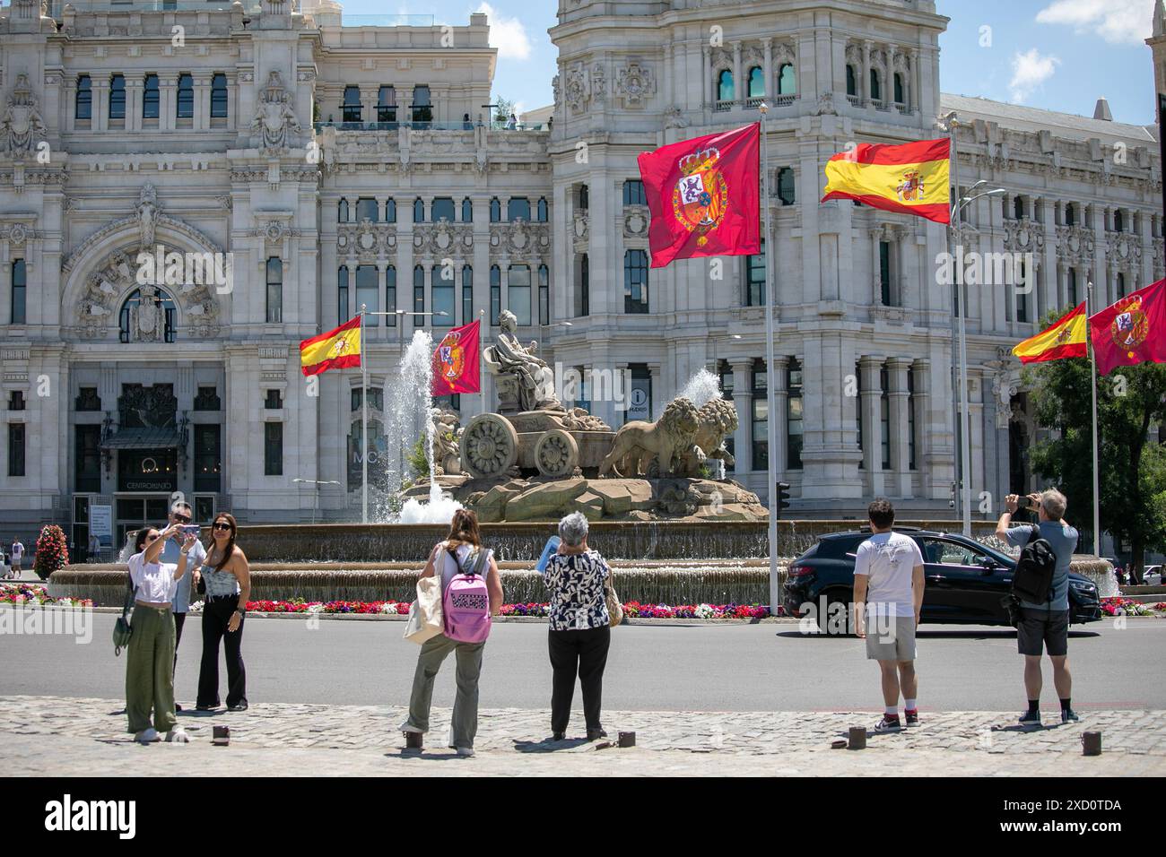 Madrid, Spagna. 19 giugno 2024. Le bandiere della Casa reale spagnola volano in Piazza Cibeles a Madrid. Varie attività sono state svolte a Madrid durante questo 19 giugno per celebrare i 10 anni di regno di Felipe vi, re di Spagna. (Foto di David Canales/SOPA Images/Sipa USA) credito: SIPA USA/Alamy Live News Foto Stock