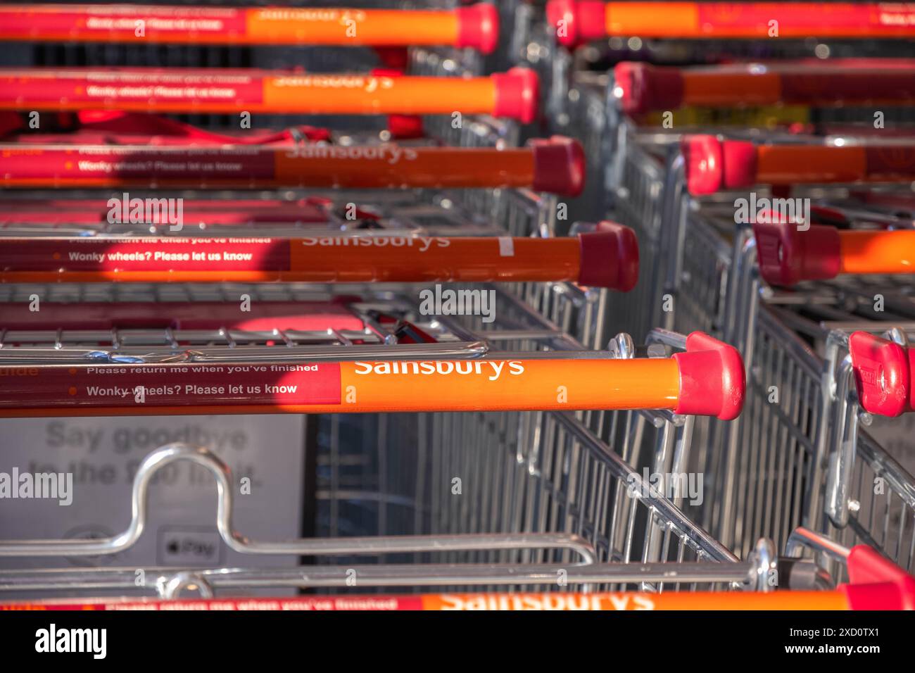Londra, Regno Unito - 26 maggio 2024 - carrelli per supermercati di Sainsbury impilati in fila Foto Stock