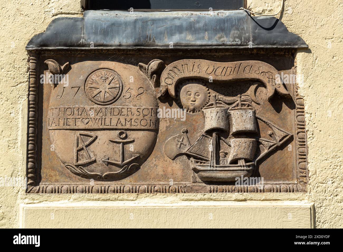 Era consuetudine tra i tessitori a telaio a Newburgh, Fife, Scozia, sposarsi avere le loro iniziali e un cuore tagliato nell'architrave della loro porta. Foto Stock