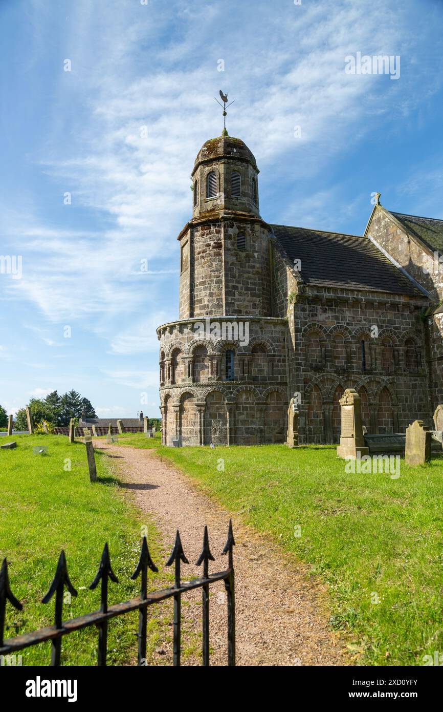St Athernase Church of Scotland è uno dei più bei edifici romanici della Scozia, adagiato su una collina nel centro del villaggio di Leuchars Foto Stock