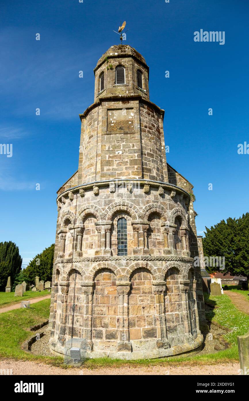St Athernase Church of Scotland è uno dei più bei edifici romanici della Scozia, adagiato su una collina nel centro del villaggio di Leuchars Foto Stock