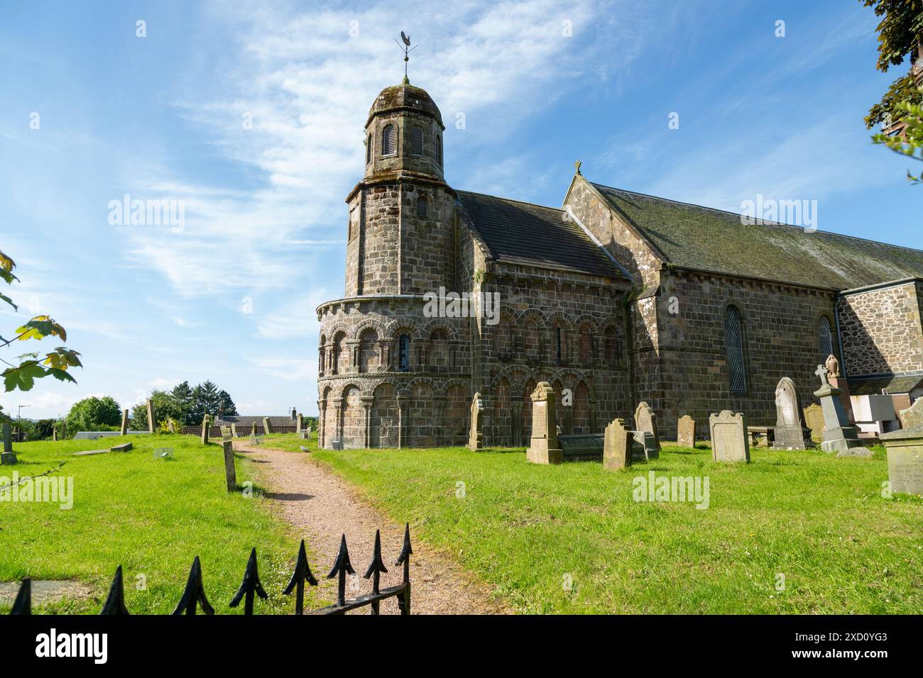 St Athernase Church of Scotland è uno dei più bei edifici romanici della Scozia, adagiato su una collina nel centro del villaggio di Leuchars Foto Stock