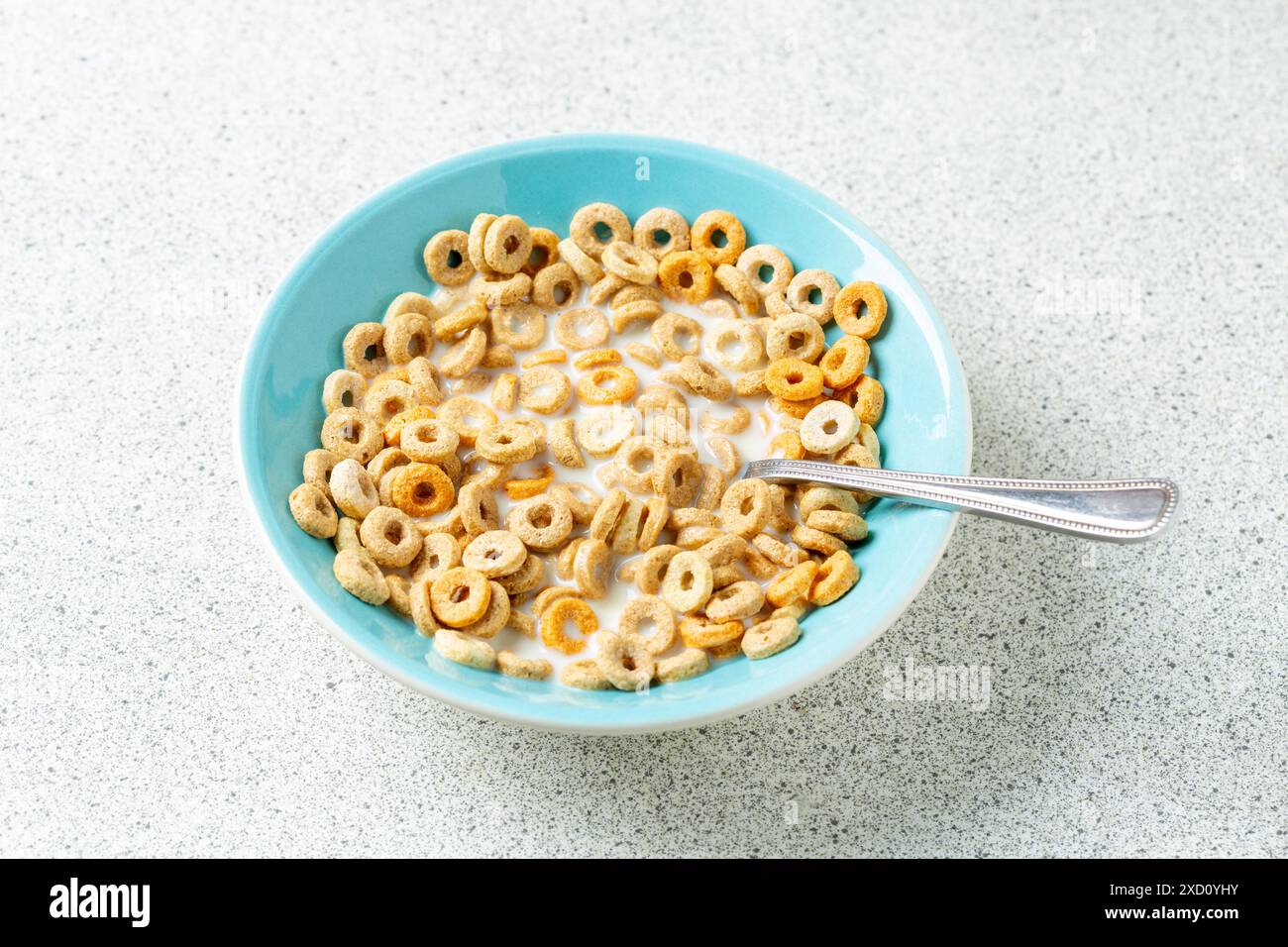 Una ciotola di cereali a grana multipla con latte Foto Stock