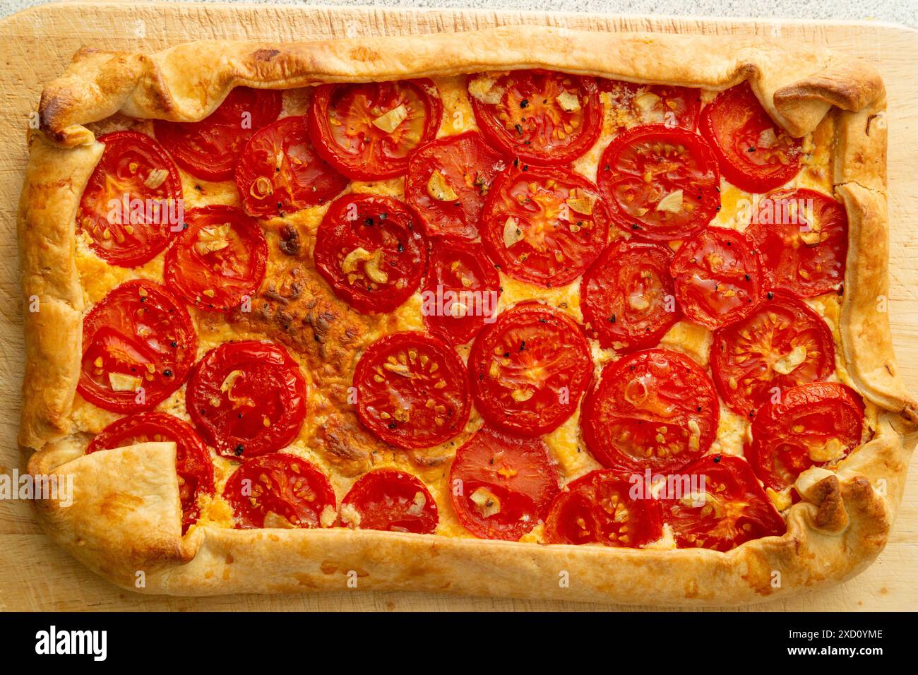 Torta di pomodori con pasta frolla fatta in casa Foto Stock