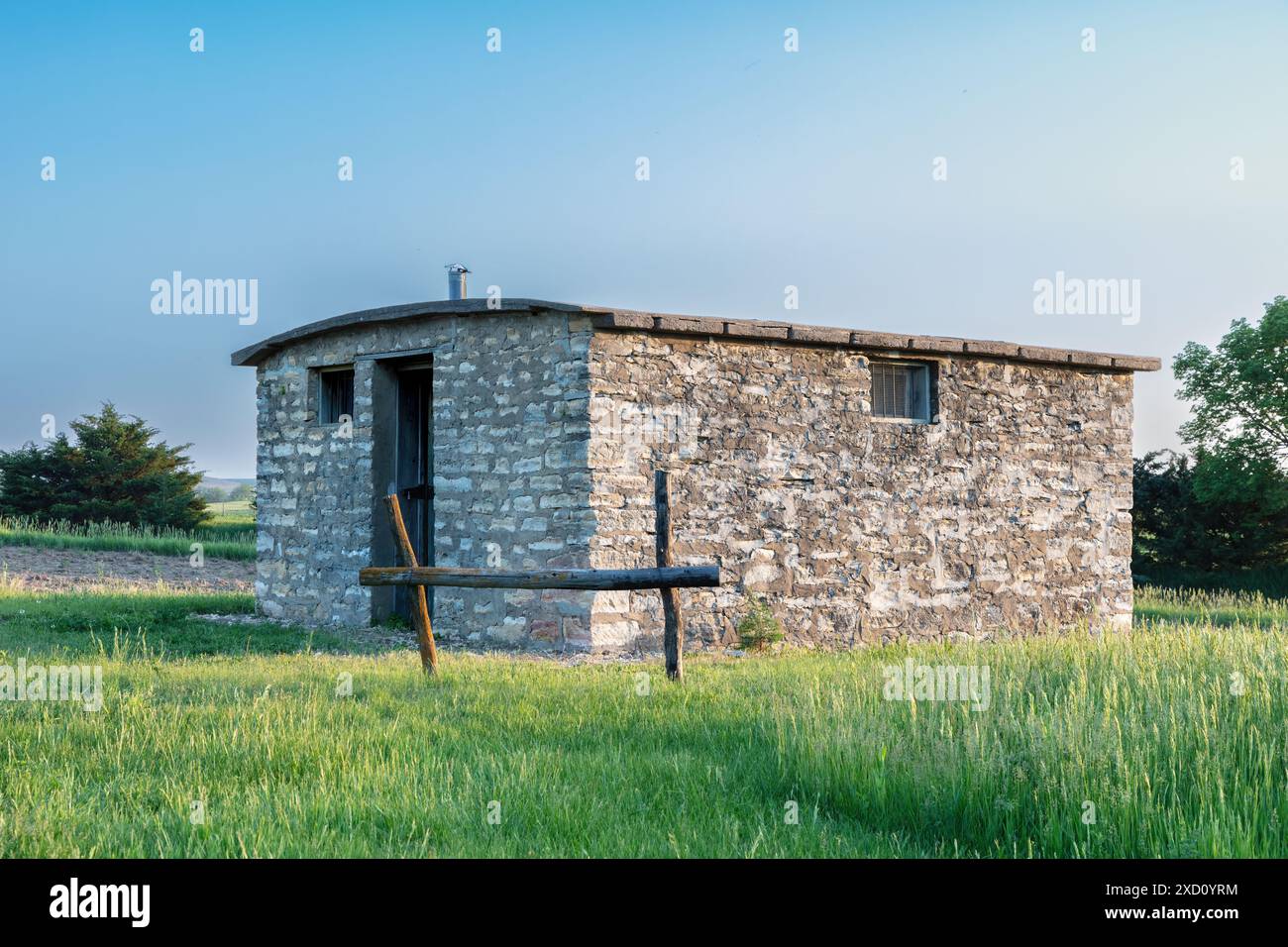 Vecchia prigione, costruita nel 1899 con mattoni di pietra calcarea tagliati a mano e finestre in ferro sbarrato, nella cittadina di Aurora, Cloud County, Kansas. Foto Stock