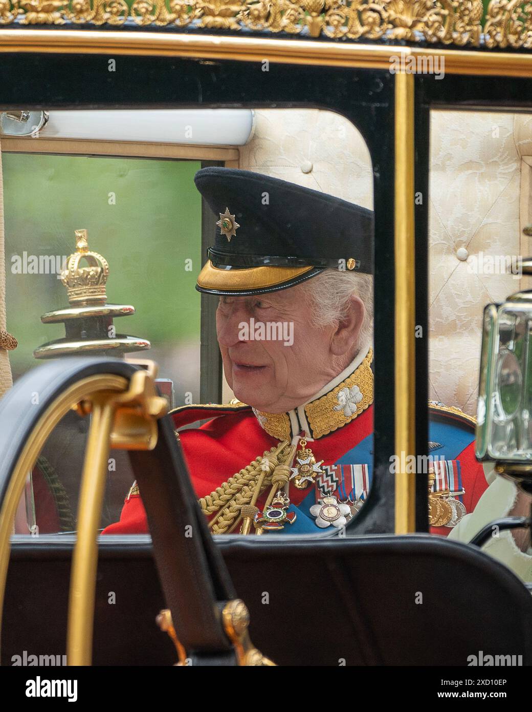 Londra, Regno Unito 15 giugno 2024. Il re Carlo e la regina Camilla viaggiano in carrozza lungo il Mall fino alla Horse Guards Parade per la cerimonia del trooping the Colour. Foto Stock