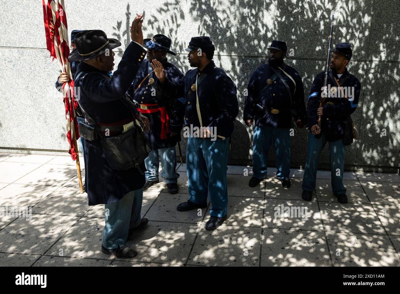 Washington, Stati Uniti. 19 giugno 2024. I membri delle truppe colorate degli Stati Uniti e dei soldati di Buffalo, storici viventi e rievocatori si preparano a marciare nella Juneteenth People's Parade il 19 giugno 2024 a Washington, DC il Juneteenth National Independence Day riconosce quando il proclama di emancipazione fu applicato in Texas nel 1865, liberare l'ultimo popolo schiavo negli Stati Confederati. (Foto di Samuel Corum/Sipa USA) credito: SIPA USA/Alamy Live News Foto Stock