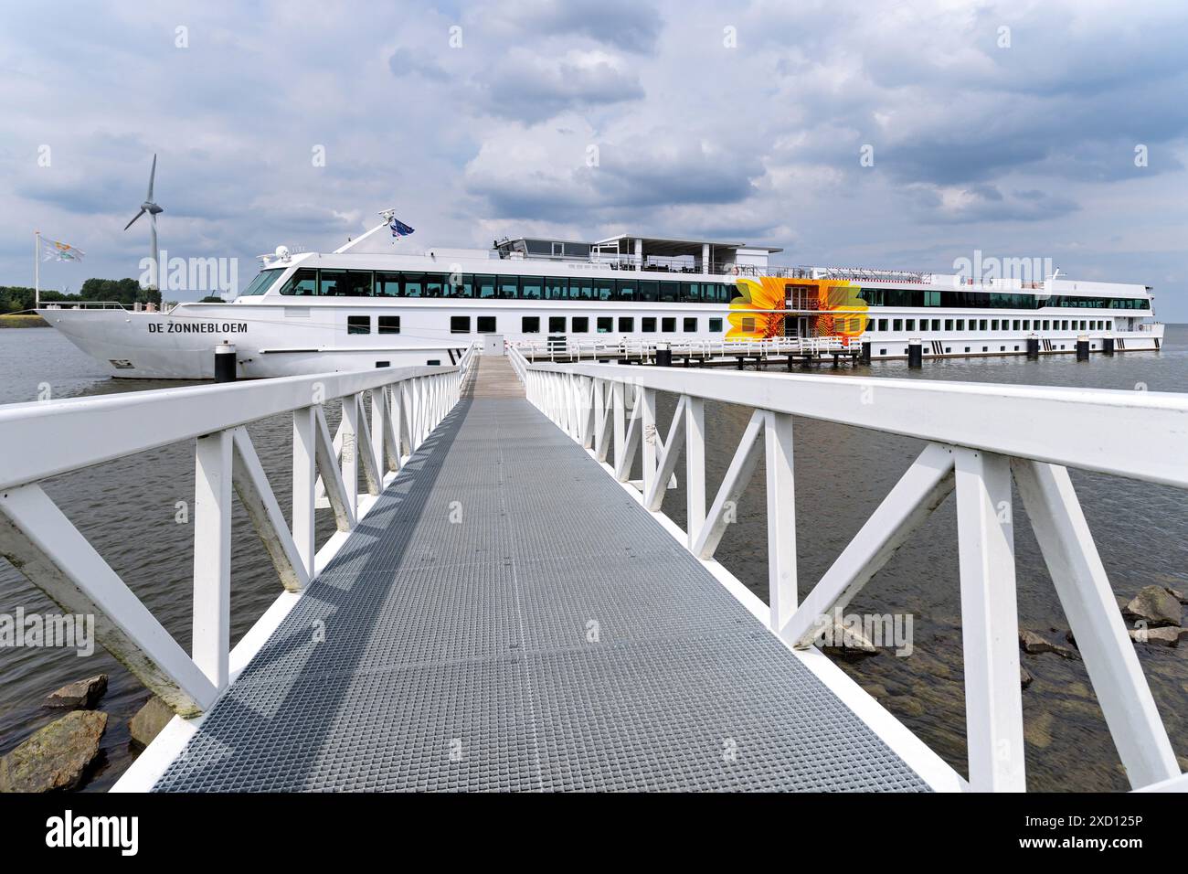 De Zonnebloem, una nave da passeggeri appositamente progettata per il trasporto di persone bisognose di assistenza e disabili a Medemblik, Paesi Bassi Foto Stock