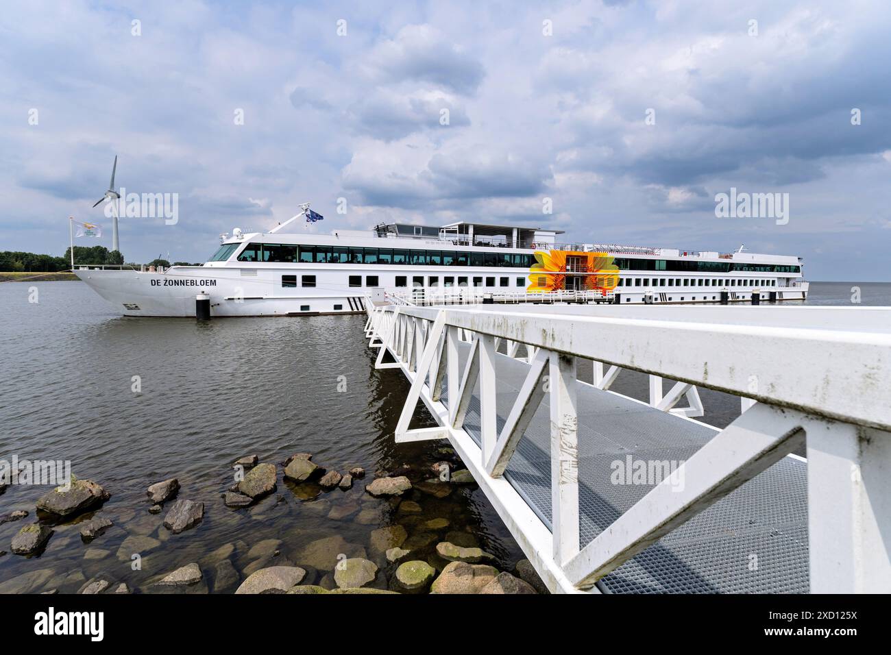 De Zonnebloem, una nave da passeggeri appositamente progettata per il trasporto di persone bisognose di assistenza e disabili a Medemblik, Paesi Bassi Foto Stock