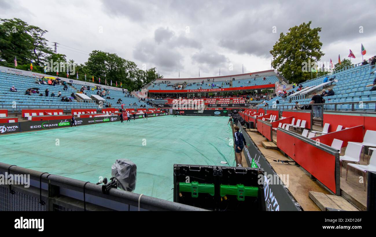 Berlino, Germania. 19 giugno 2024. GER, Berlin, ecotrans Ladies Open 2024, WTA 500, im Steffi Graf Stadion Berlin, LTTC Rot-Weiss e.V., Ons Jabeur della Tunisia contro Wang Xinyu - pioggia ritardata a Berlino durante il secondo tentativo di concludere la partita, 19.06.2024, credito: HMB Media/Alamy Live News Foto Stock