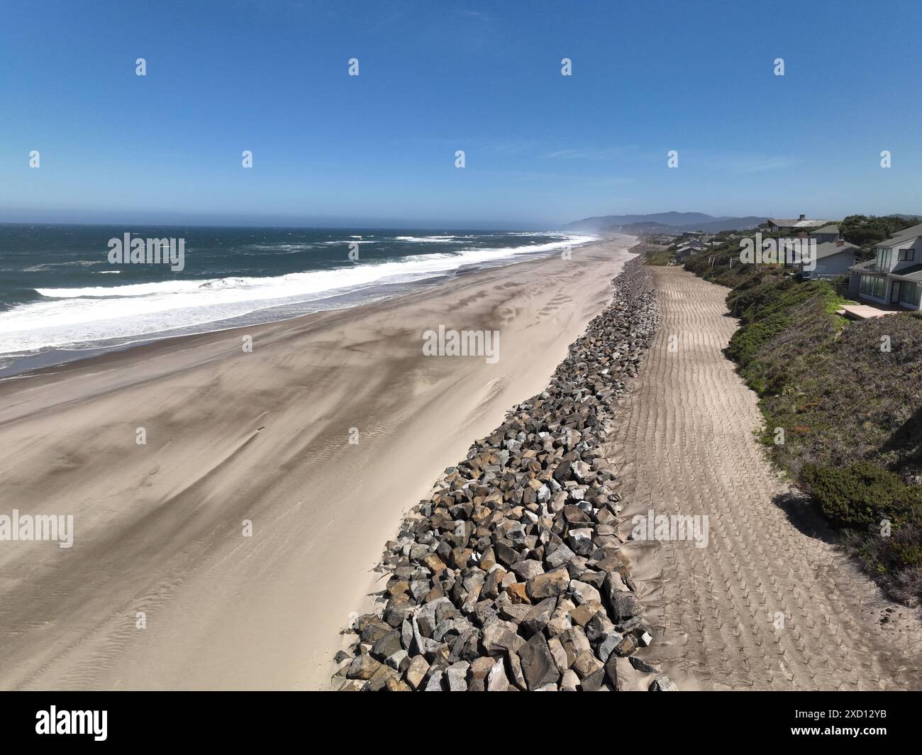 Erosione, mitigazione, restauro e costruzione di riprap a Salishan, Oregon, sull'Oceano Pacifico. Foto Stock